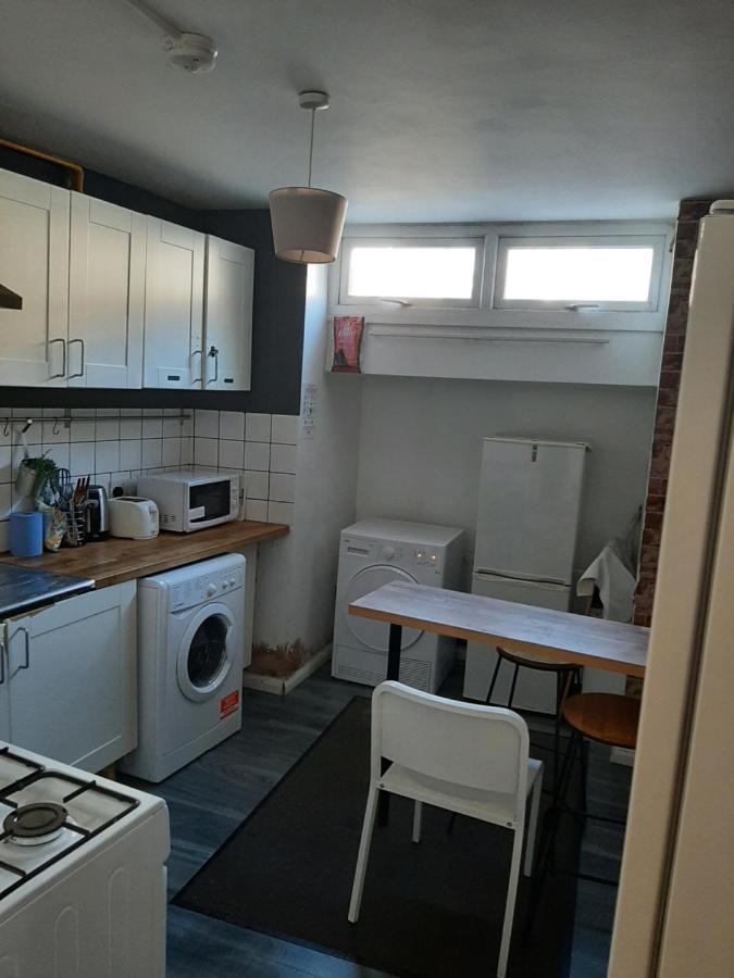 Single Room With Underbed 8 런던 외부 사진
